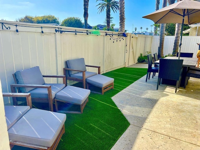 view of yard featuring a patio