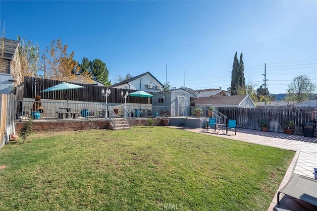 view of yard featuring a patio area