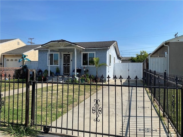 view of front of home featuring a front lawn