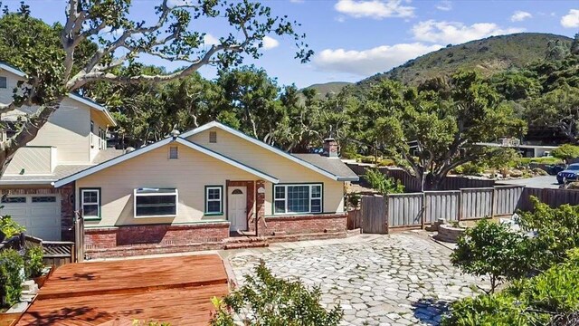 ranch-style home with a mountain view