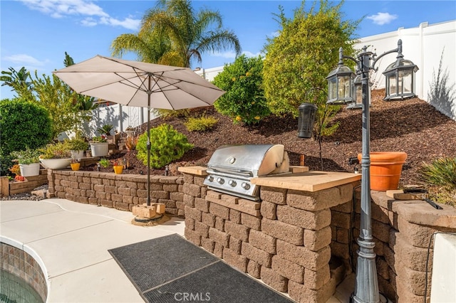 view of patio with an outdoor kitchen and grilling area