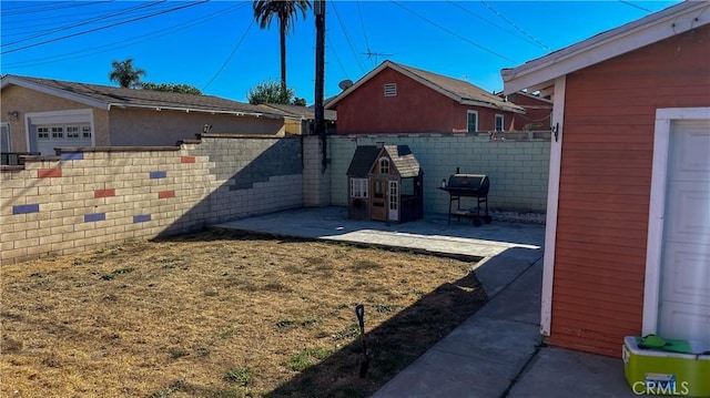 view of yard with a patio area