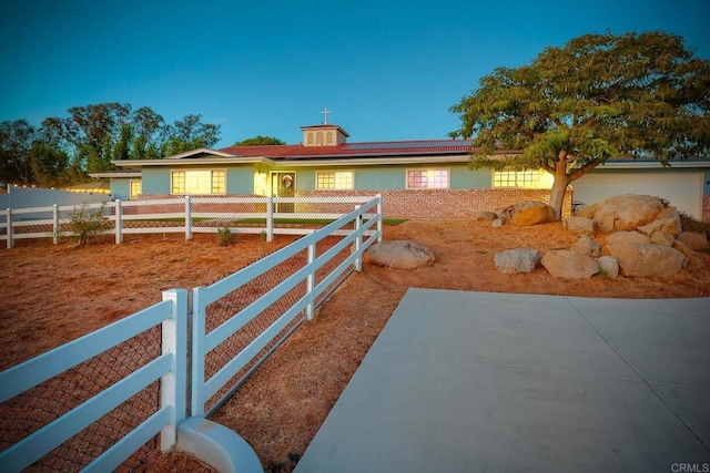 view of yard at dusk