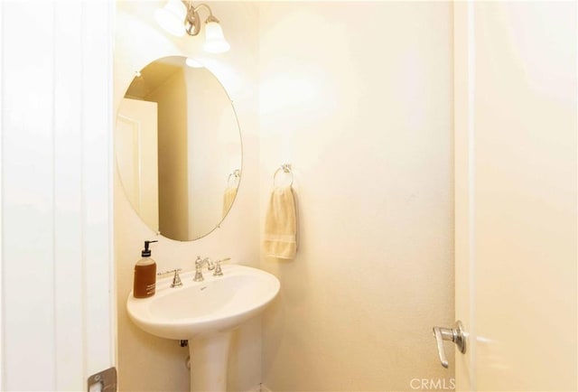 bathroom featuring sink