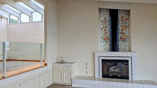 bathroom featuring sink