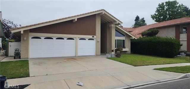 view of front facade featuring a garage and a front lawn