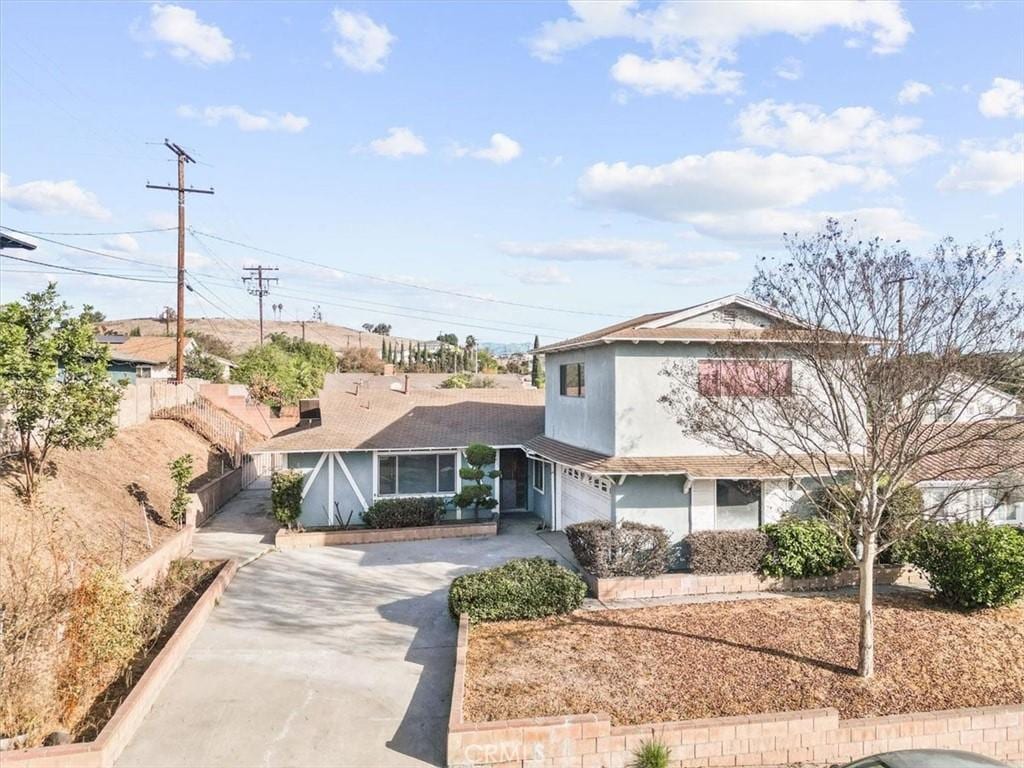 view of front property featuring a garage