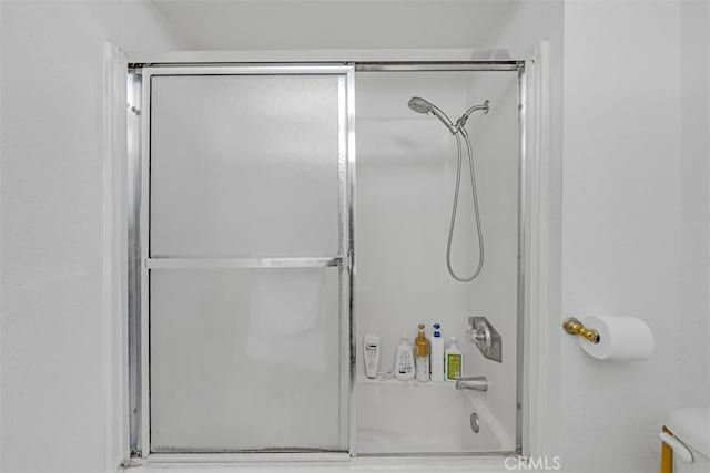 bathroom with enclosed tub / shower combo