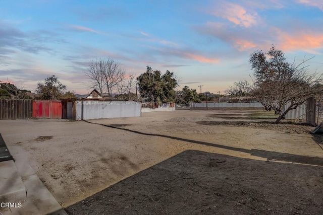 view of yard at dusk