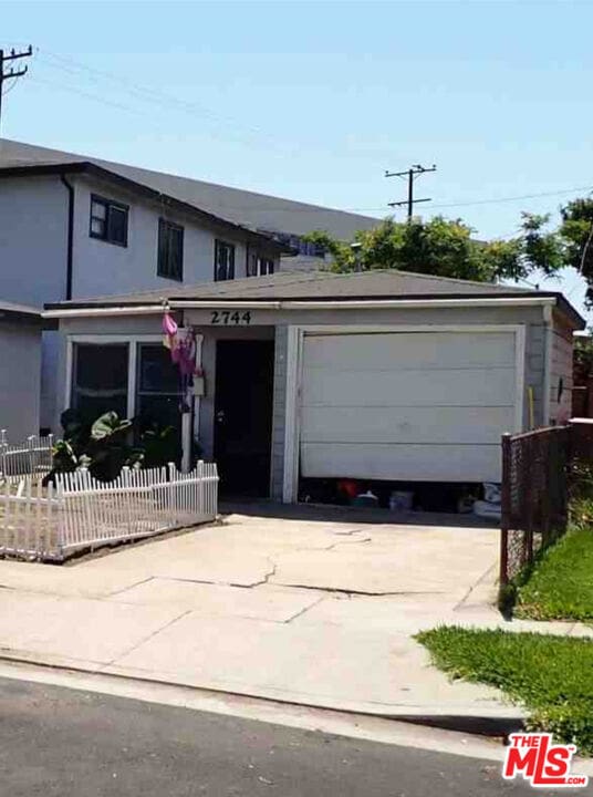 view of front facade featuring a garage