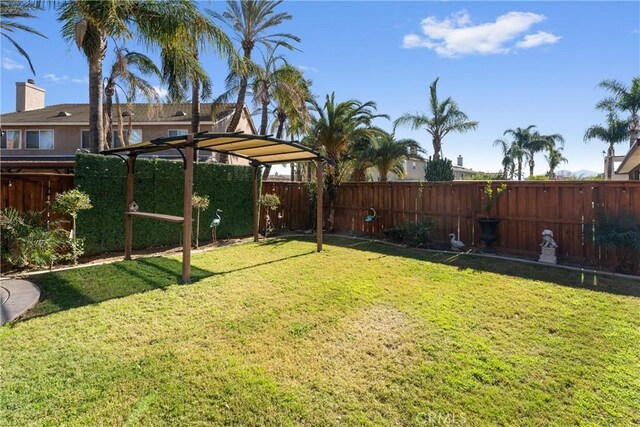 view of yard featuring a pergola