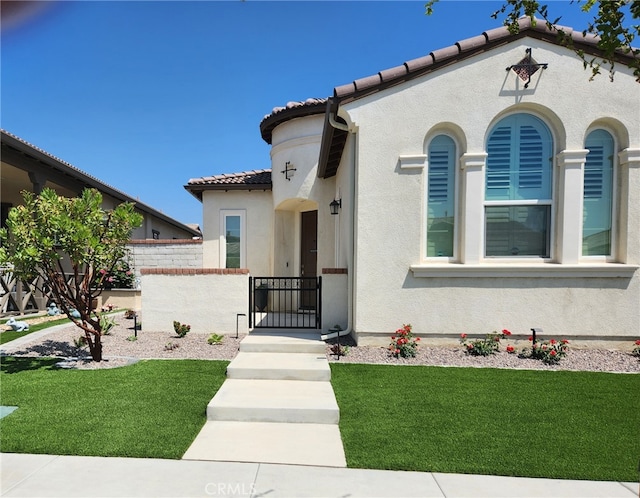 view of front of home featuring a front lawn