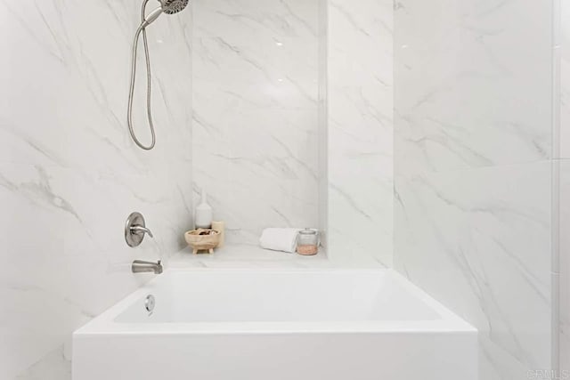 bathroom with tiled shower / bath combo