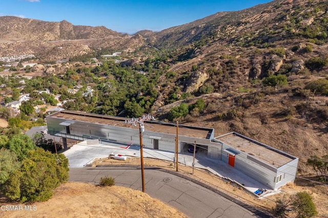 bird's eye view with a mountain view