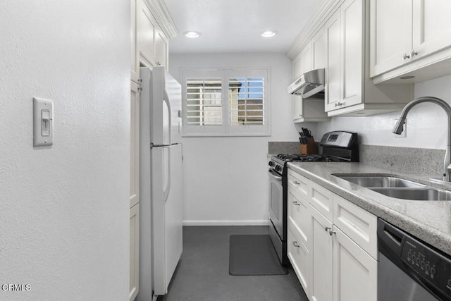 kitchen featuring stainless steel appliances, white cabinets, a sink, under cabinet range hood, and baseboards