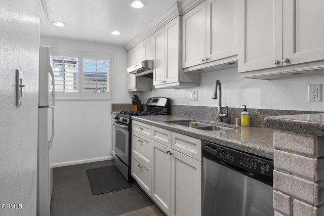 kitchen featuring stainless steel appliances, white cabinets, a sink, under cabinet range hood, and baseboards