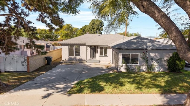 view of front facade featuring a gate, a front yard, fence, and stucco siding