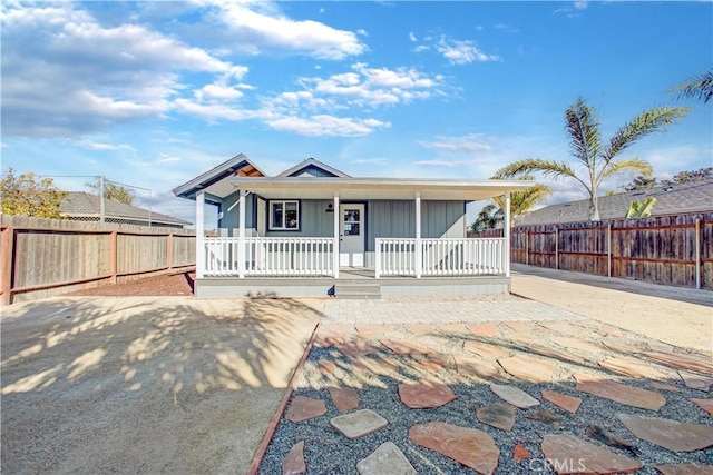 view of front of property with covered porch and fence