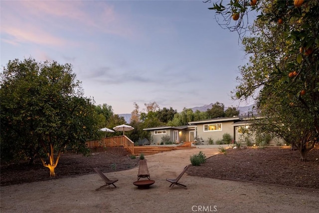 view of yard at dusk