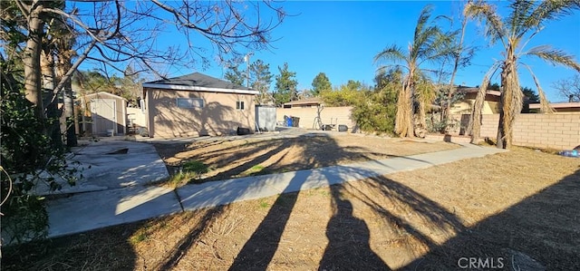 view of yard featuring a shed