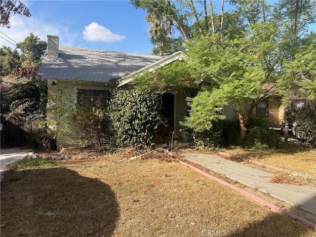 view of front of property with a front yard