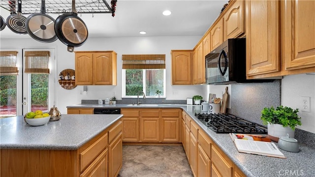 kitchen featuring a sink, recessed lighting, black appliances, and a kitchen island