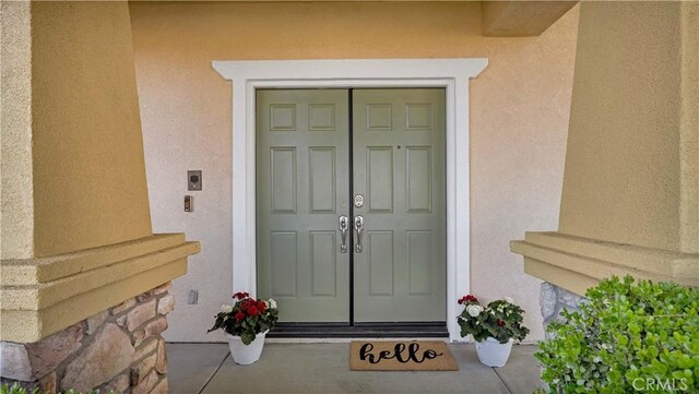 entrance to property with stucco siding