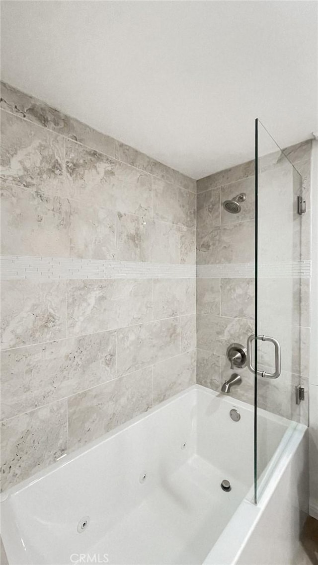 bathroom featuring tiled shower / bath combo