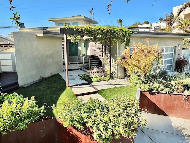 view of front facade with a front lawn