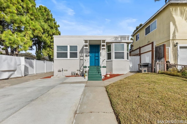 view of front of home with a front lawn