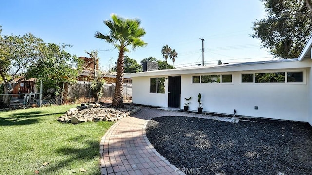 view of front of property featuring a front lawn
