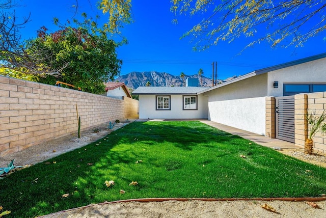 view of yard with a mountain view