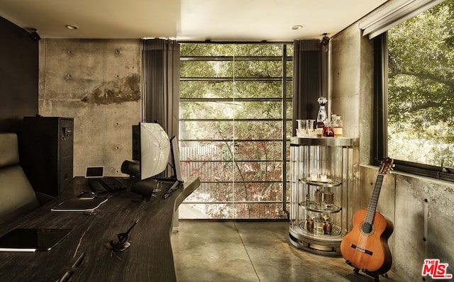 bathroom featuring concrete flooring