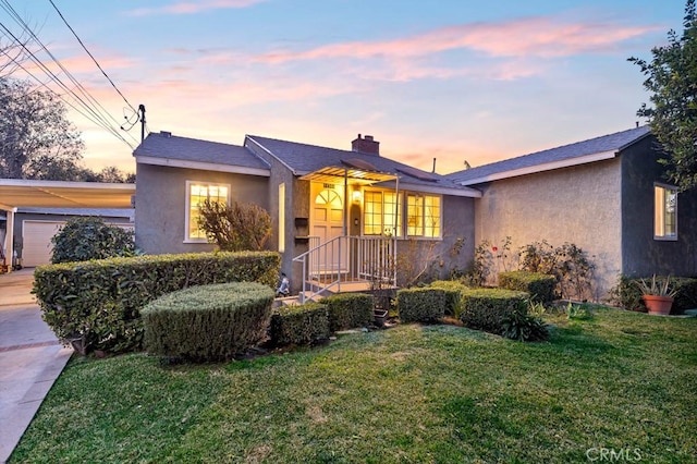 view of front of house featuring a yard and a garage