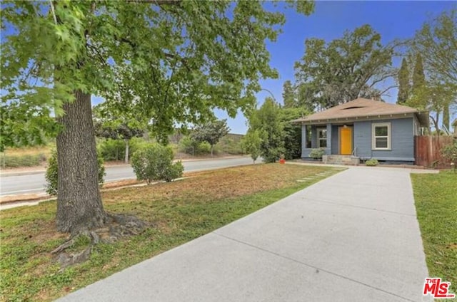 view of front of house featuring a front lawn