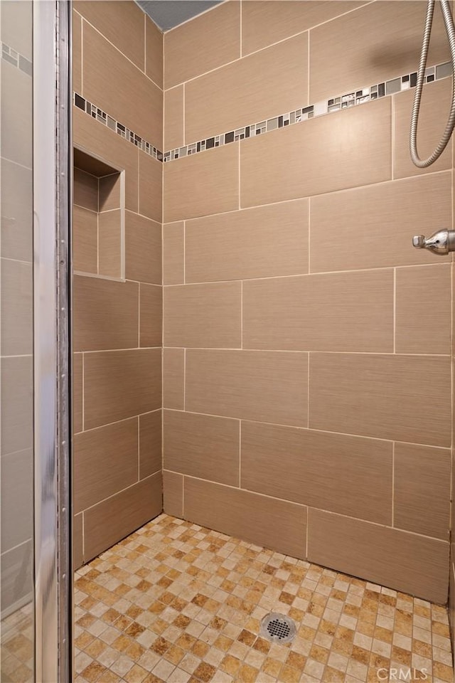 bathroom featuring a tile shower