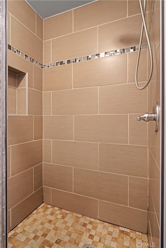 bathroom featuring a tile shower