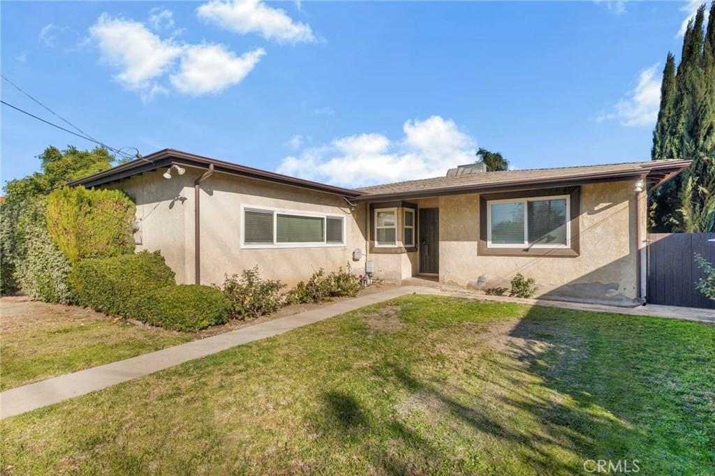 ranch-style house featuring a front yard