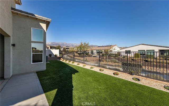 view of yard with a mountain view