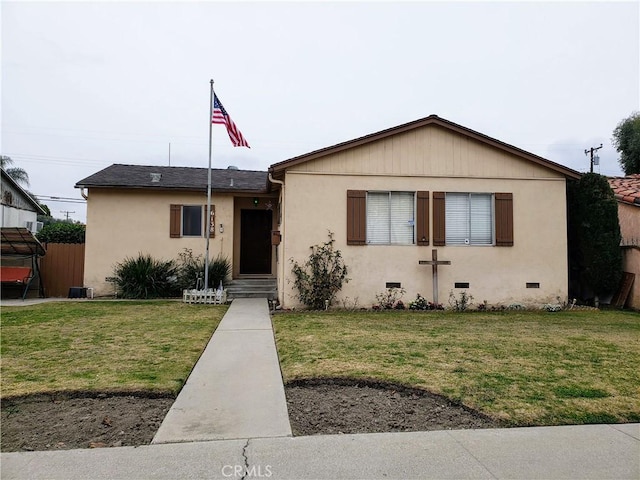 view of front of property featuring a front yard