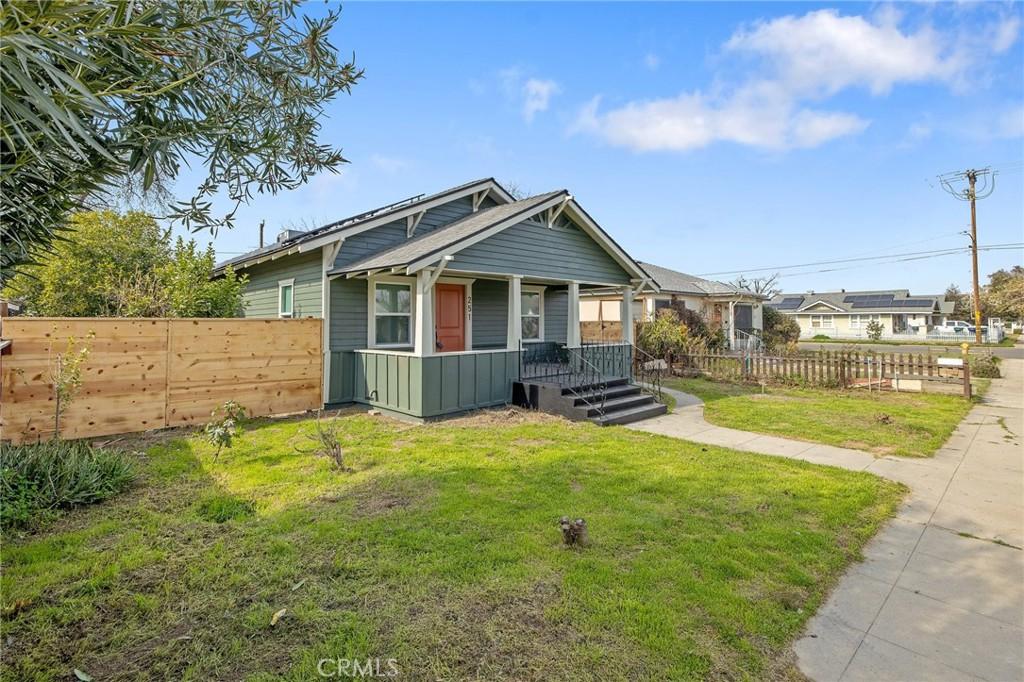 view of front of home with covered porch and a front lawn