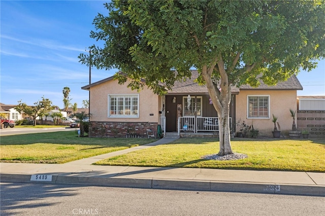 view of front of property featuring a porch and a front yard