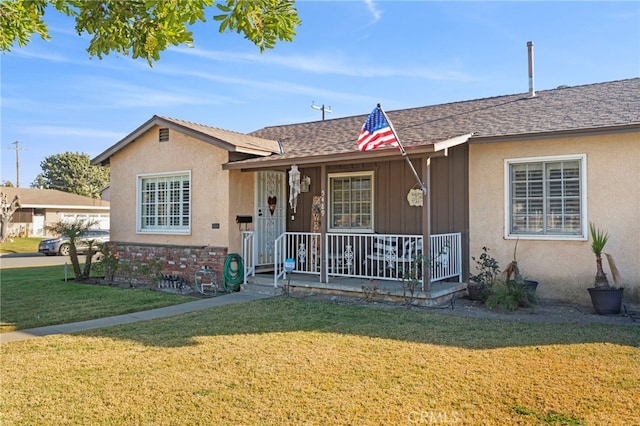 single story home featuring a porch and a front lawn