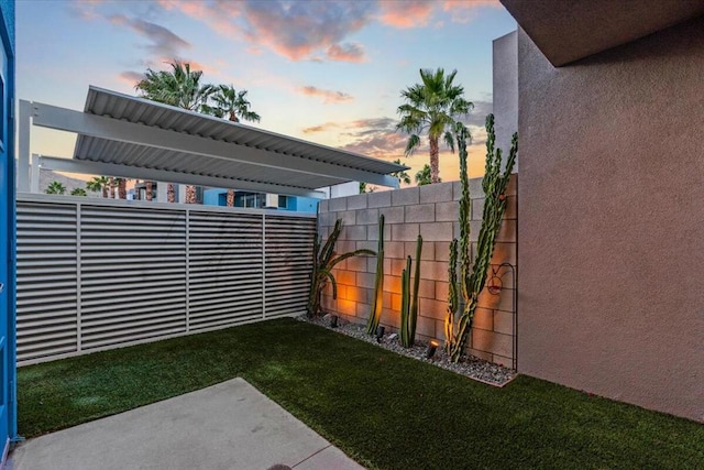 view of yard at dusk