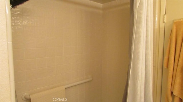 interior details featuring a shower with curtain