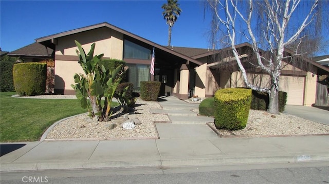 view of front of house featuring a front lawn and a garage