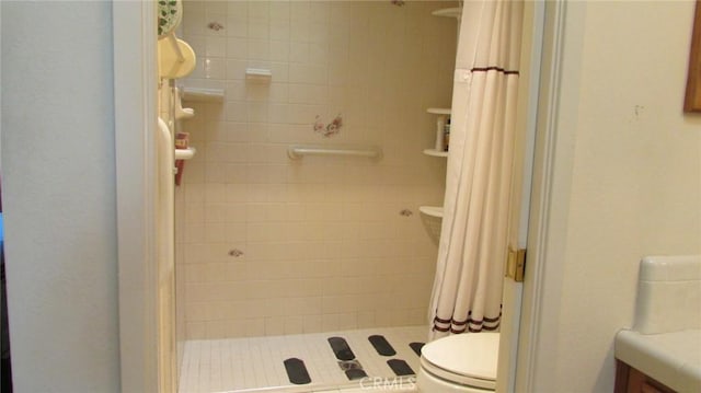 bathroom featuring a shower with curtain and toilet