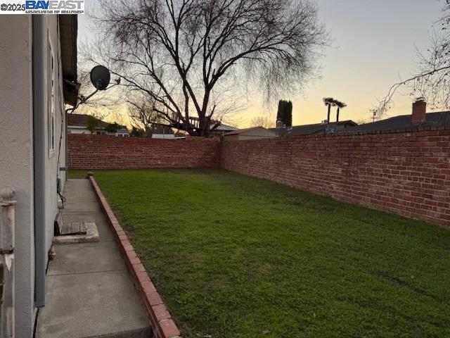 view of yard at dusk