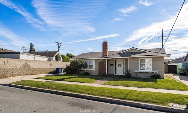 view of front of property featuring a front yard