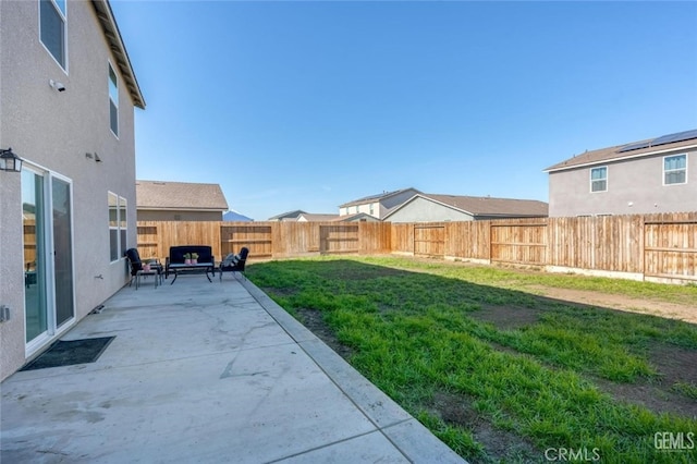 view of yard featuring a patio area